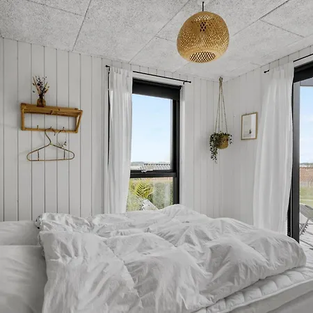 4 Bedroom Gorgeous In Prázdninový dům Sjolund