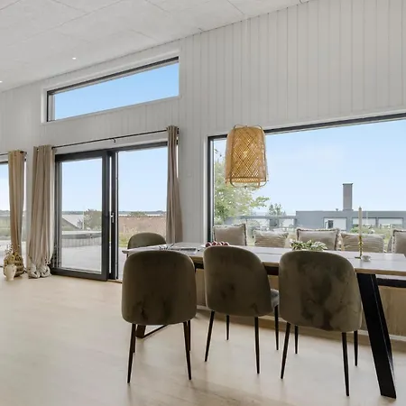 4 Bedroom Gorgeous In Prázdninový dům Sjolund